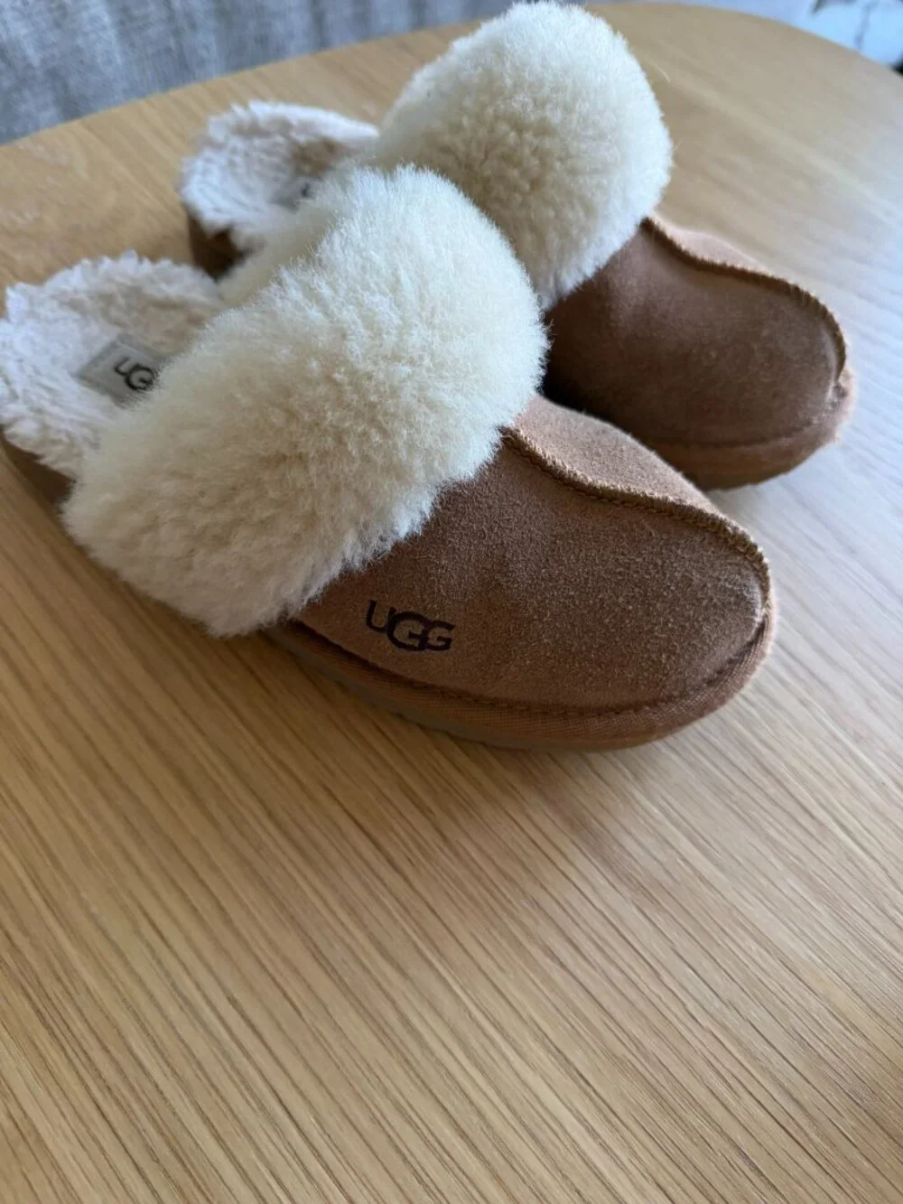 UGG Kids Cozy Sheepskin Slippers Chestnut Brown Plush Lined Slip-On